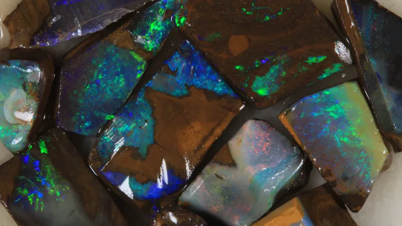 Opale boulder : origine, couleurs, valeur et conseils d’achat