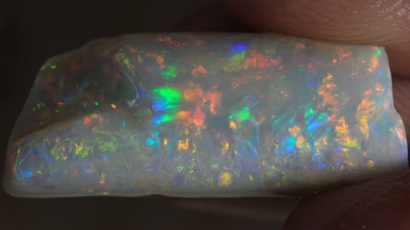 Opale australienne rare multicolore Opale australienne rare avec jeux de couleurs
