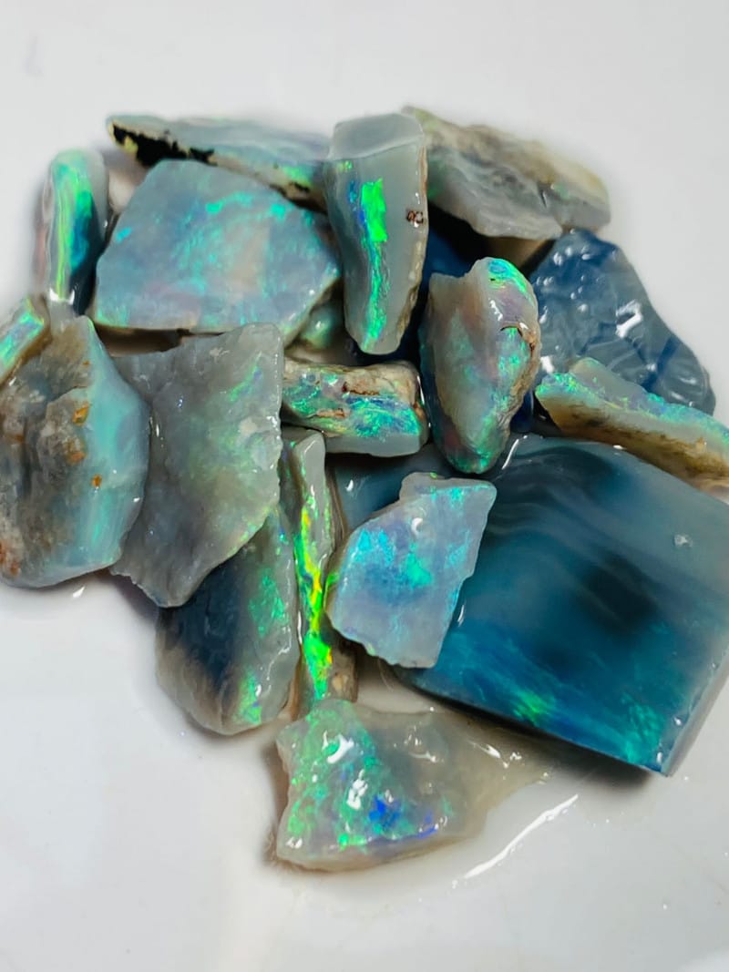 Opales brutes et opal rub australiennes Lot d’opales brutes et d’opal rub australiennes