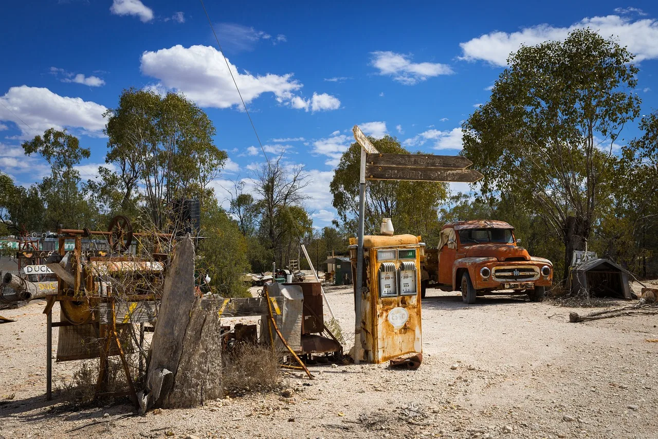 mine d'opale en Australie avec ancien camion et station essence dans le désert