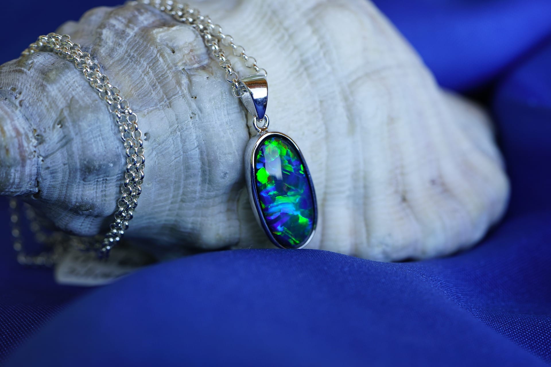 Comment nettoyer une opale sans l’abîmer et préserver son éclat pendentif en opale australienne naturelle aux reflets bleu et vert
