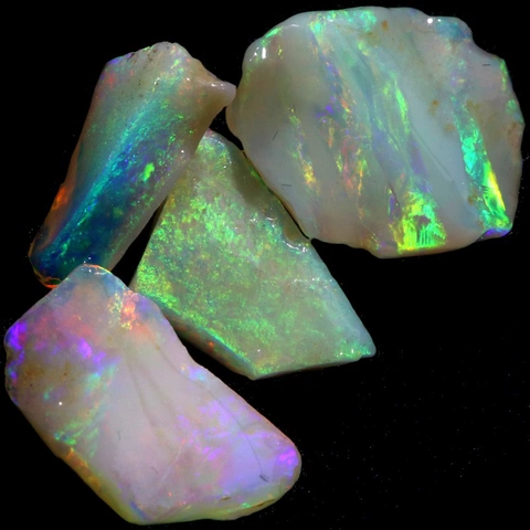 Opales de White Cliffs – Australie Opales naturelles de White Cliffs (Australie) présentant un jeu de couleurs multicolore.