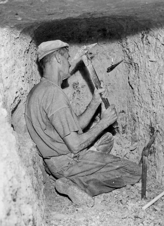George Lowe travaillant dans une mine d’opales à Lightning Ridge en 1953. Photo : National Library of Australia. Chercheur d’opales dans une mine de Lightning Ridge en Australie en 1953