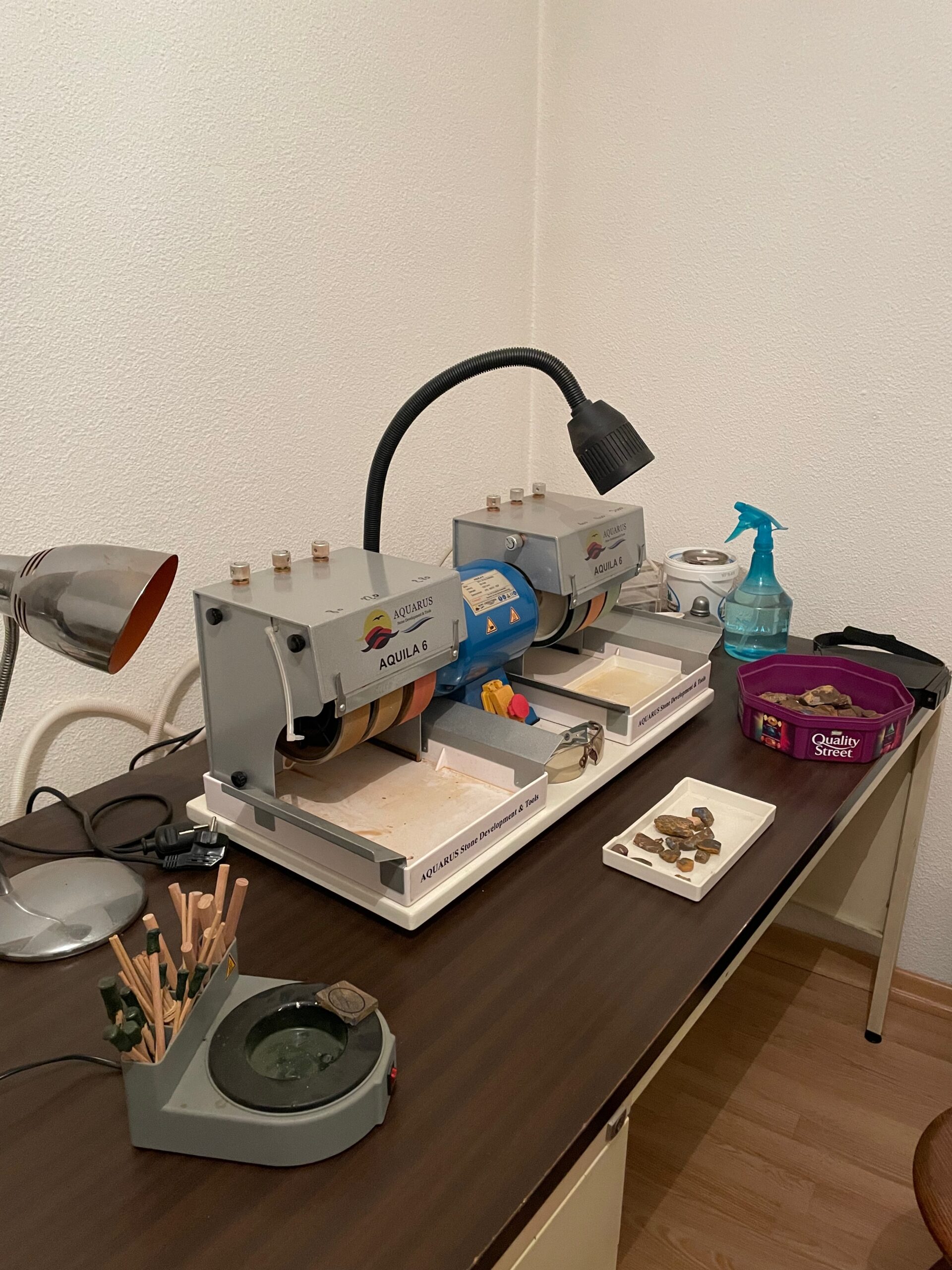 Atelier de lapidaire – Aquila 6 – OpalesandGems Atelier de taille et de polissage des opales équipé d'une machine Aquila 6 et d'une station de dopage